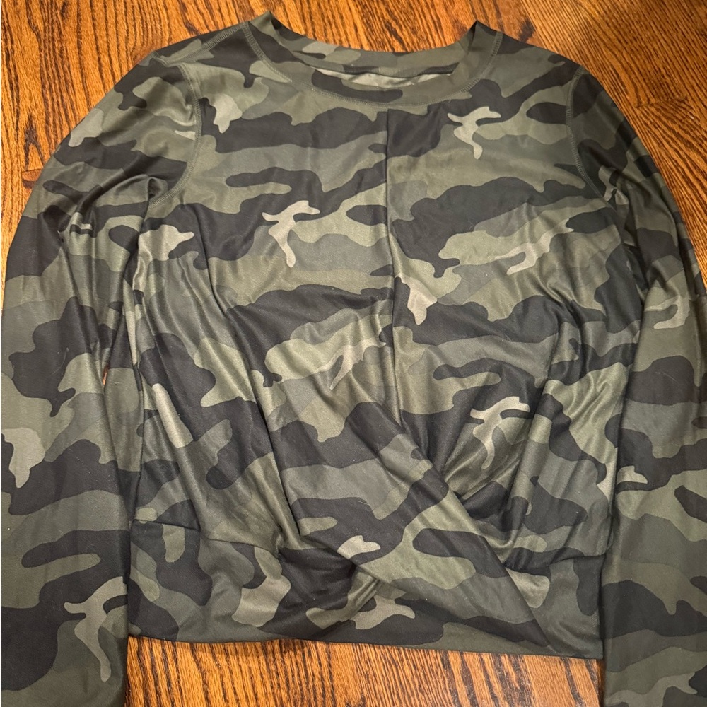 Women’s Camouflage Long Sleeve Athletic Shirt with a Front Twist